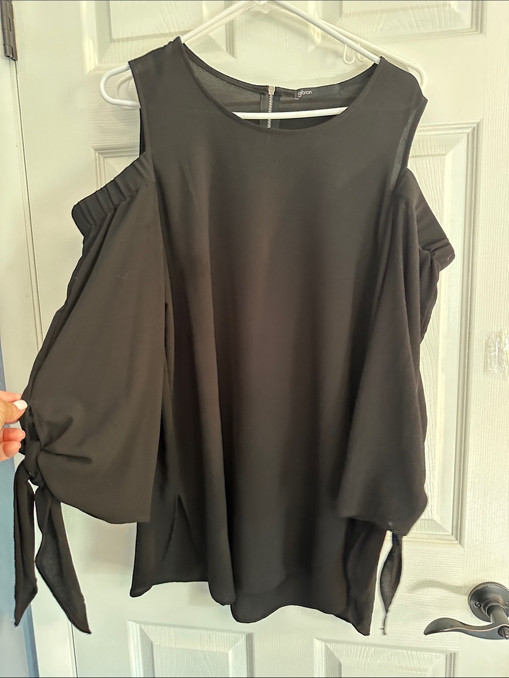 Gibson Black Cold-Shoulder Tie-Sleeve Blouse